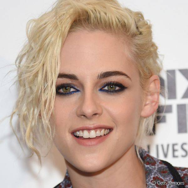 No Festival de Cinema em Nova York, Kristen Stewart usou um delineado azul marinho ao redor de todo o olho, que complementou com pele matte e sobrancelhas marcadas